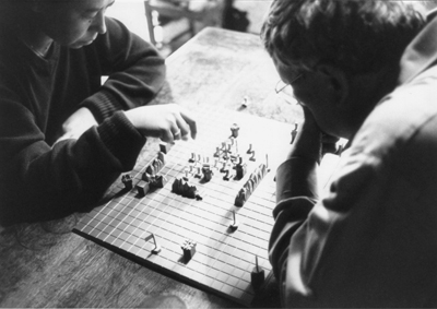 Debord and his wife, Alice Becker-Ho playing the game